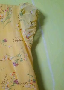 Offer📣...It Was A Yellow Flower Print Long Fr