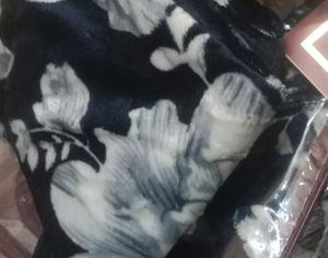 WARM BEDSHEET WITH 2 Pillow Cover