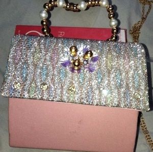 CUTE GIRL SEELING BAGS
