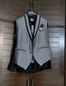 Partywear Men Grey RegularFit V-neck 3 Piece Suit