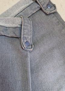 A Gray Coloured Skinny Capry.