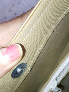 I am selling  a hand 👜  bag  .