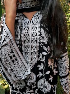 New Stunning Pakistani Embroidered Kurta Set!