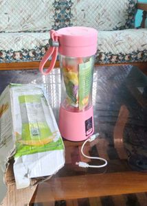 Mini electric juicer