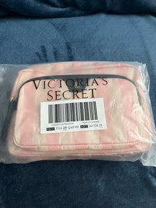 VS ICONIC STRIPE MAKEUP POUCH