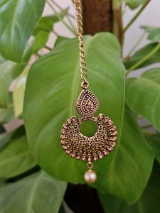 Elegant Gold-Tone Bindi