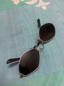 BLACK SUNGLASSES (1-2 times used only)