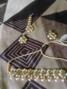 eautiful Golden Choker With Earings And Mnagtika?