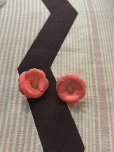 Flowery Studs Peach