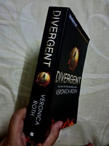 DIVERGENT by Veronica Roth🔥
