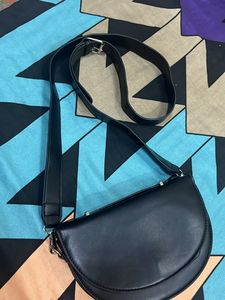 Black Slingbag - Women