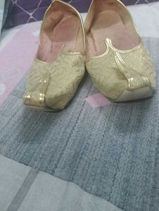 Golden Ethnic Jutti