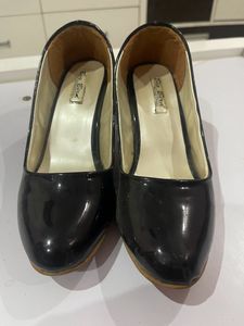 2 Inch Black Pumps