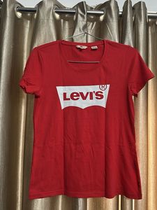 Levi&#39;s Red Graphic Print Women&#39;s T-Shirt