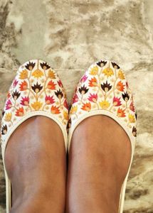 Floral Embroidered Juttis