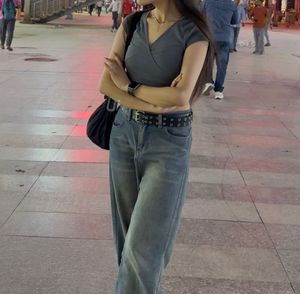 Women&#39;s V-Neck Crop Top