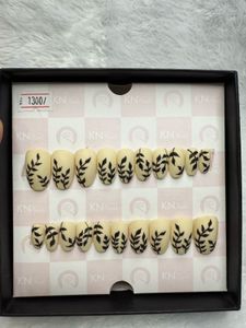 Hand Painted Press On Nails In Round M Shape
