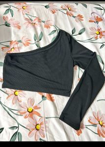 Urbanic off-sleeve Top