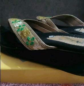 Embroidered Women&#39;s Sandals