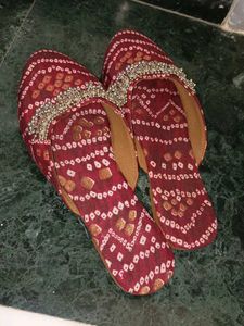 🥿 Maroon Bandhani Jutti / Flats