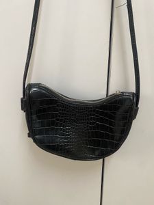 Chic Black Croc-Embossed Shoulder Bag