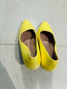 Yellowish Pointed Heels 👠