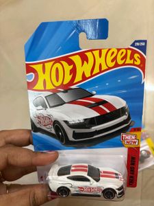 Hot Wheels Ford Mustang &amp; McLaren F1