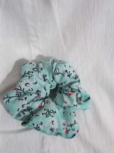 HANDMADE FLORAL SCRUNCHIE 🍃✨️