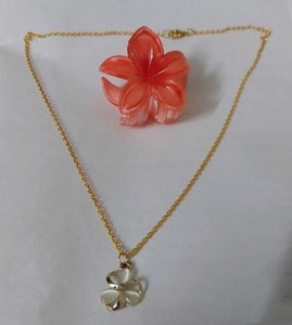 Floral Pendant Necklace &amp; Hair Clip