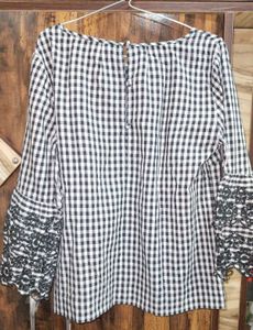 Trendy black and white checkered top ✨