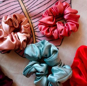 Satin Scrunchie Bundle And Apricot Scrub