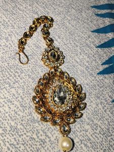Elegant Gold-Tone Maang Tikka