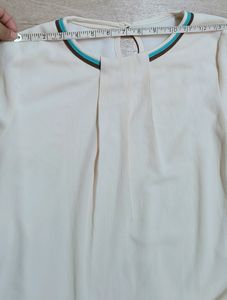 Stylish Cream Georgette Top With Lining