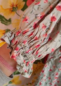 Women&#39;s Floral Top with Elasticated Sleeves! 🌸