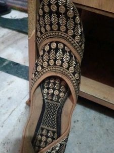 Embroidered Black Juttis