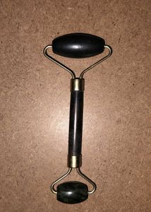 Black Jade Roller For De-Puffing