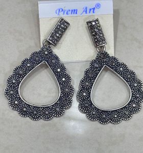 black paan-shaped earrings
