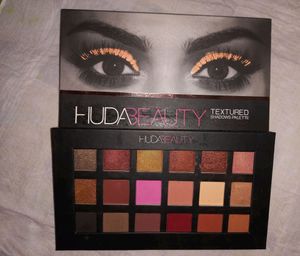 Huda Beauty Eyeshadow Palette(DUPE)