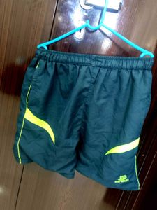 These shorts can be worn by men for 🏊swimmig