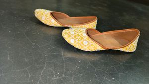 Yellow Color Jutti