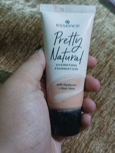 Essence Pretty Natural Foundation