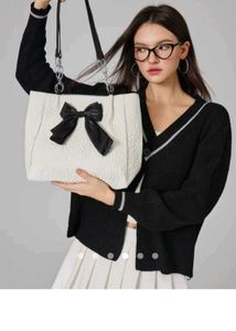 Savana White Bow Bag