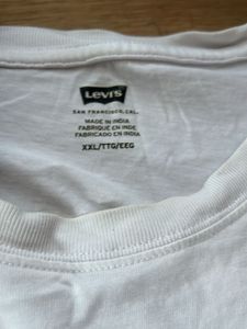 Levi's White Graphic Tee