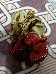 Golden Scrunchie, Maroon Scrunchie