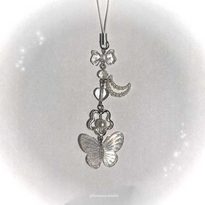 ₊˚⊹౨ handmade butterfly phone charms ৎ ₊˚⊹