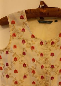 Avaasa Off White Foil Printed Kurta