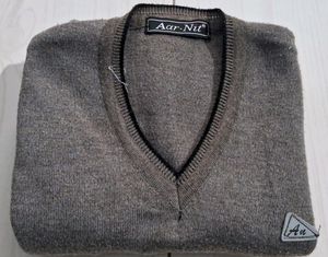 Sleevless Woolen Sweater