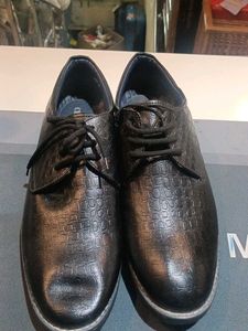 Black Leather Textured Lace-Up Dress Shoes