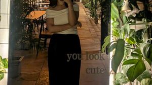 Off-Shoulder Chic Top (used only 1time)