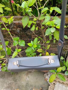 STYLISH LEATHER SLINGBAG